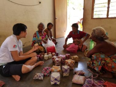 Temiar weavers sit on the floor with Gerimis member with woven baskets (Photo credit: Sharon Yap)